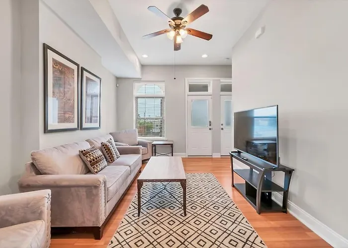 St Louis Tower Grove Two-Story Townhome Perfect For Groups Side B