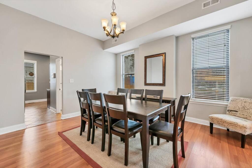 St Louis Two-story Townhome Perfect For Groups Side B Holiday home