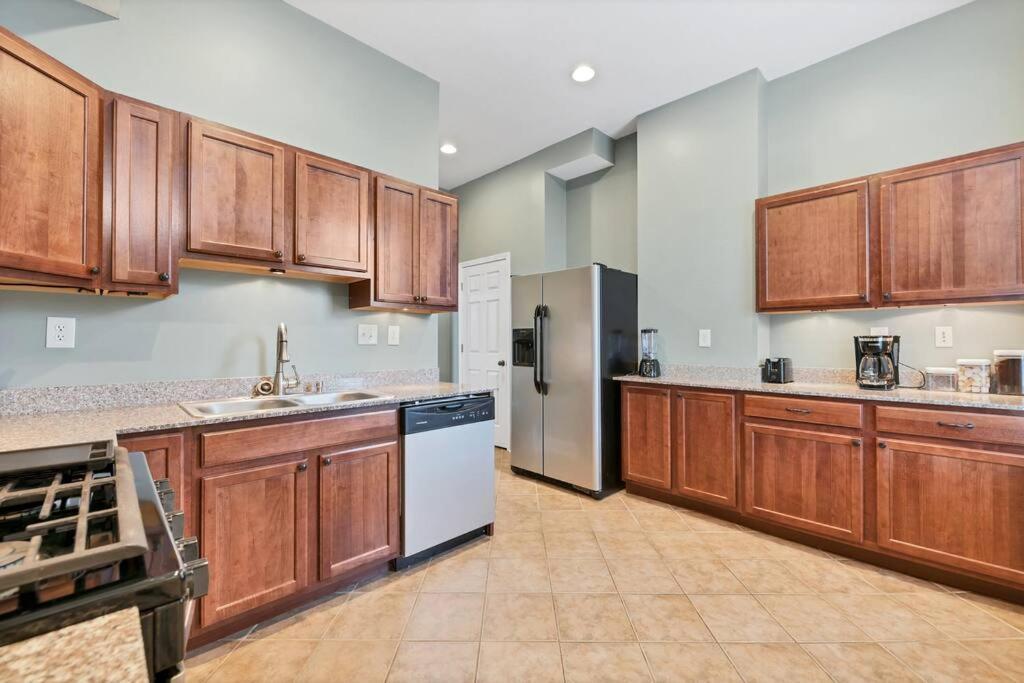 St Louis Two-story Townhome Perfect For Groups Side B Holiday home *