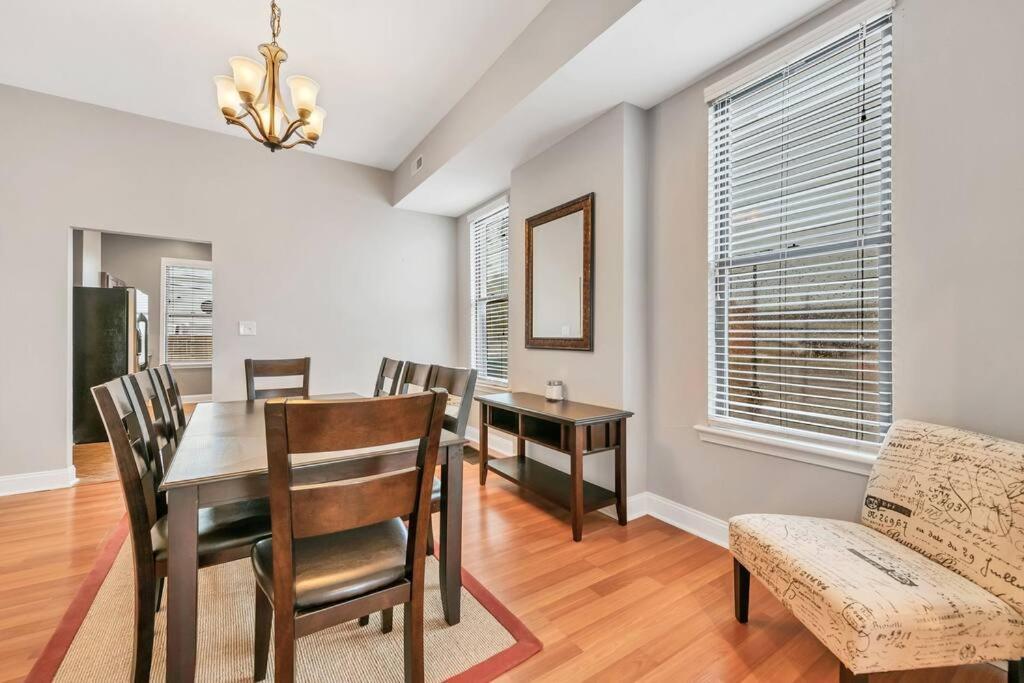 St Louis Two-story Townhome Perfect For Groups Side B Holiday home